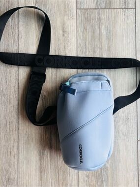 Corckcicle Sling Crossbody Bag Water Bottle Holder Light Blue Black Strap